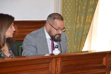  La profesora Celia Jiménez pone voz en el Pleno al manifiesto institucional contra la violencia machista (Foto TA)